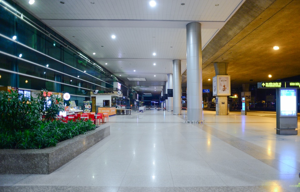 Sân bay Tân Sơn Nhất vắng vẻ.jpg Sân bay Tân Sơn Nhất vắng vẻ .jpg