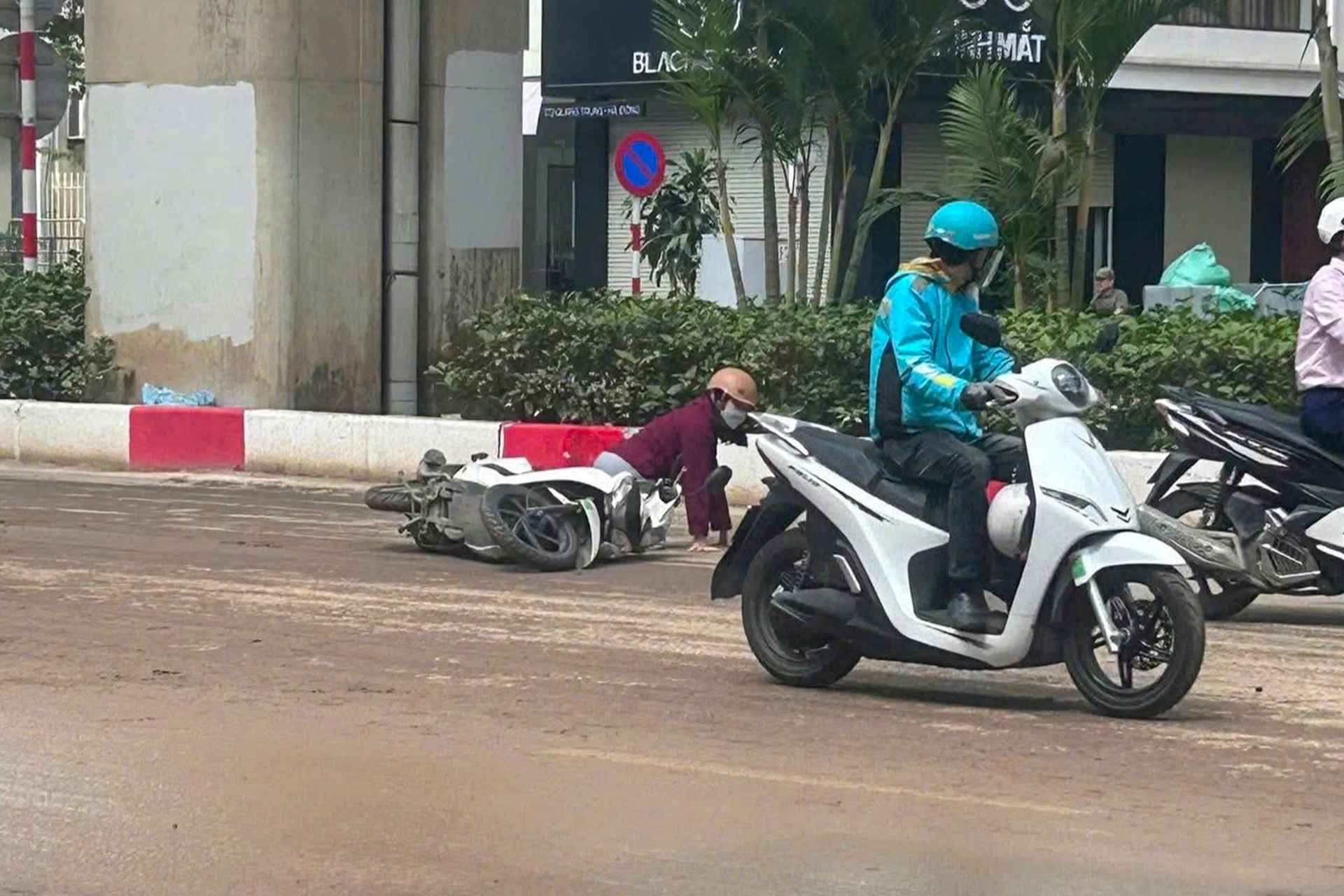 CSGT xử lý hàng loạt xe tải rải bùn đất ra đường phố Hà Nội - 4