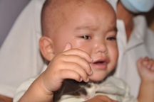 Người đàn ông dân tộc Thái khóc nức nở xin cứu con 1 tuổi ung thư võng mạc