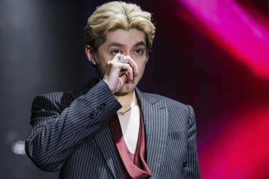 Noo Phước Thịnh khóc nghẹn, hát không thành lời trên sân khấu trở lại