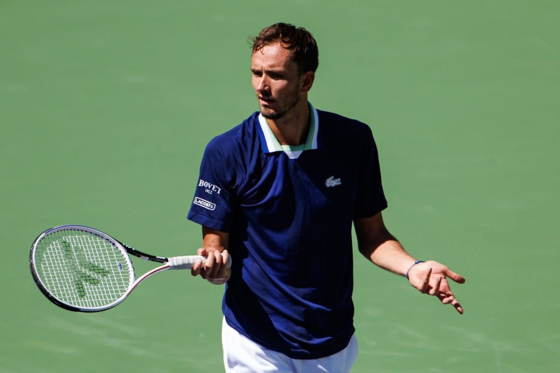 Medvedev mất ngôi số một thế giới sau khi thua Monfils - 1 Medvedev mất ngôi số một thế giới sau khi thua Monfils - 1