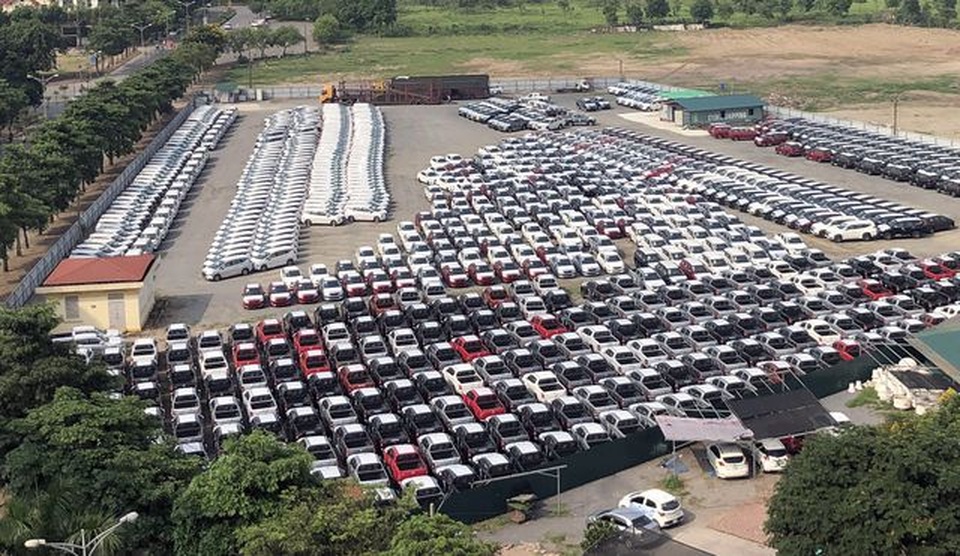 Xe sang chạy đua đại hạ giá, rúng động thước lái báo nhầm hàng trăm triệu đồng - 1 Xe sang chạy đua đại hạ giá, rúng động thước lái báo nhầm hàng trăm triệu đồng - 1