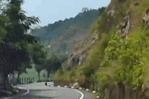 Những tảng đá bất ngờ đổ xuống đường trên bán đảo Sơn Trà