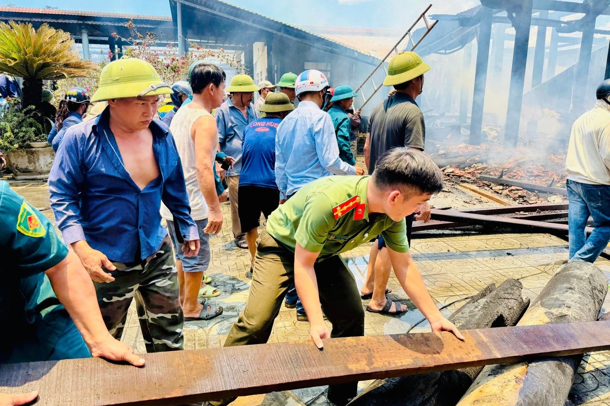 Lửa thiêu rụi 3 căn nhà làm bằng gỗ quý, thiệt hại gần 7 tỷ đồng - 3