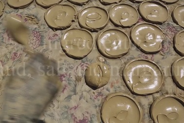 Bánh làm từ bùn – Món ăn cứu sống nhiều dân nghèo