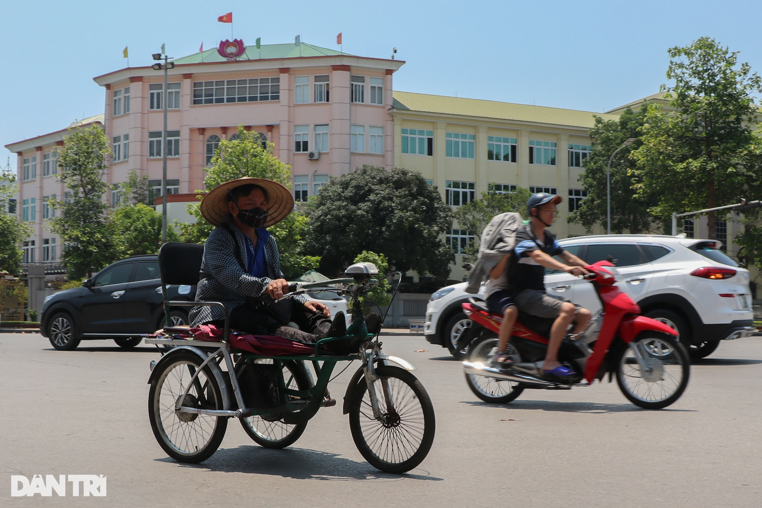 Muôn kiểu chống nóng của người lao động nơi chảo lửa - 3 Muôn kiểu chống nóng của người lao động nơi chảo lửa - 3
