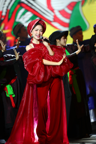 Xuân Son chống nạng lên nhận cúp, Hòa Minzy đưa bà con diễn "Bắc Bling" - 8