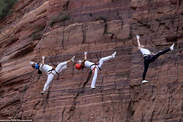 “Đứng tim” màn trình diễn yoga trên vách núi cheo leo gần 200m