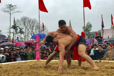 Người dân cùng du khách đội mưa xem đấu vật làng Sình