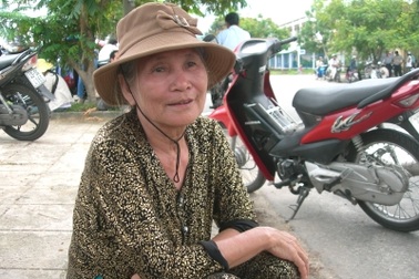 Bà 72 tuổi “xung phong” đưa cháu đi thi