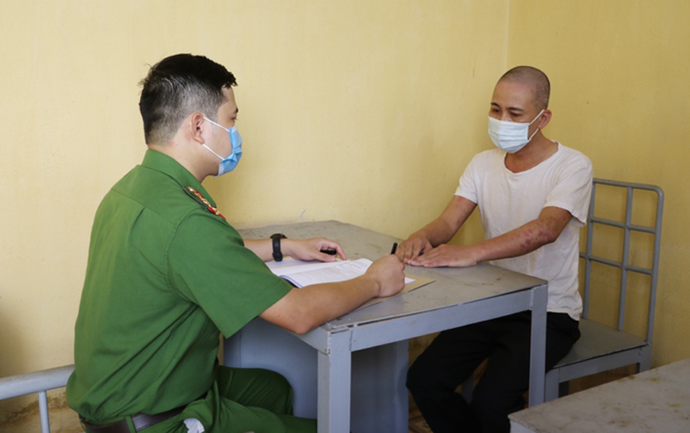 Làm ăn thua lỗ, cặp vợ chồng nhân bản sổ đỏ đi lừa đảo nhiều người - 1 Làm ăn thua lỗ, cặp vợ chồng nhân bản sổ đỏ đi lừa đảo nhiều người - 1