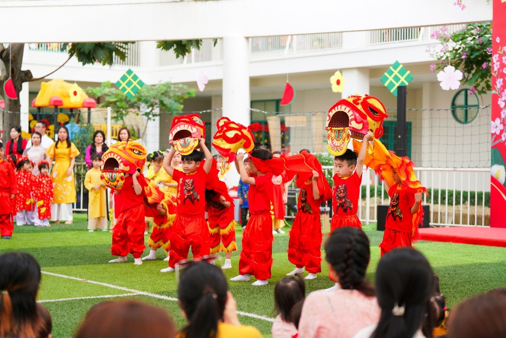 Xúng xính áo dài hội xuân, học sinh trường quốc tế đến gần Tết hơn - 8