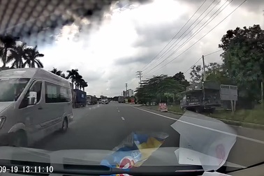 Ô tô suýt gặp nạn vì không giảm tốc độ khi qua ngã ba