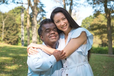 Sự thật cô gái xinh đẹp cao 1,63m lấy chồng 1,2m, ảnh cưới bị nghi là AI