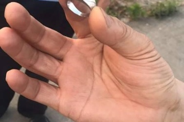 Hành khách sơ ý rơi nhẫn kim cương bạc tỷ xuống bồn cầu trên máy bay