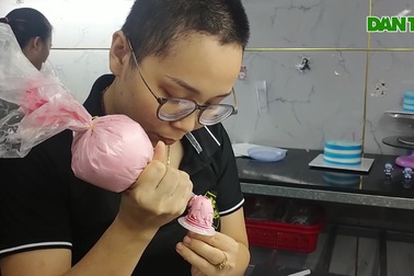 Gác 2 bằng đại học, cô gái chân lệch làm bánh ngọt lãi 50 triệu đồng/tháng