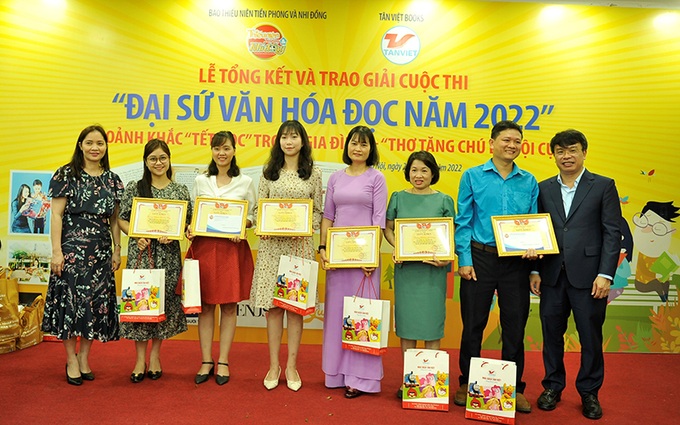 BTC trao giải Tập thể cho các đơn vị có thành tích cao trong cuộc thi Đại sứ văn hóa đọc 2022.