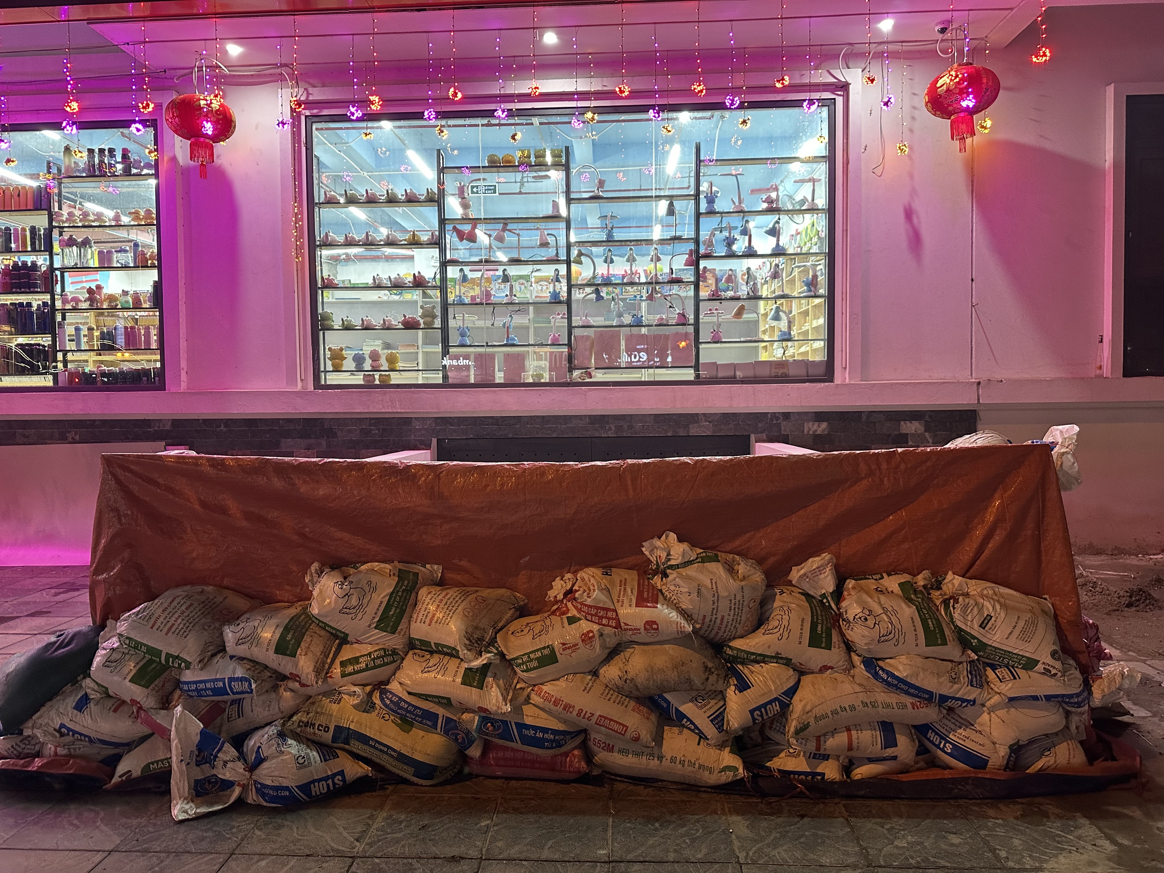 Residents of a wealthy housing project used sandbags to block doors and shelters from storm Yagi - 4 Cư dân dự án nhà giàu làm bao cát chắn cửa, ngăn hầm tránh bão Yagi - 4
