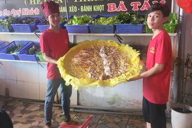 Bánh xèo 1 triệu đồng dùng 1,2kg mực ống và tôm sú gây xôn xao ở Tây Ninh