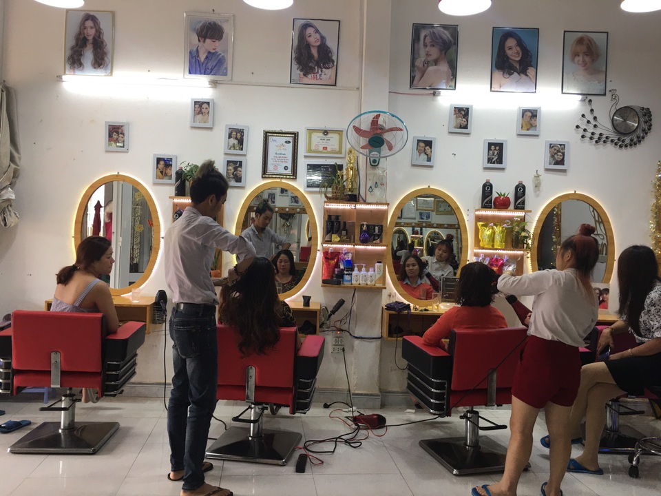 Gia Lai: Khách xếp hàng dài chờ làm tóc, chủ tiệm hốt bạc ngày cuối năm - 3 Gia Lai: Khách xếp hàng dài chờ làm tóc, chủ tiệm hốt bạc ngày cuối năm - 3