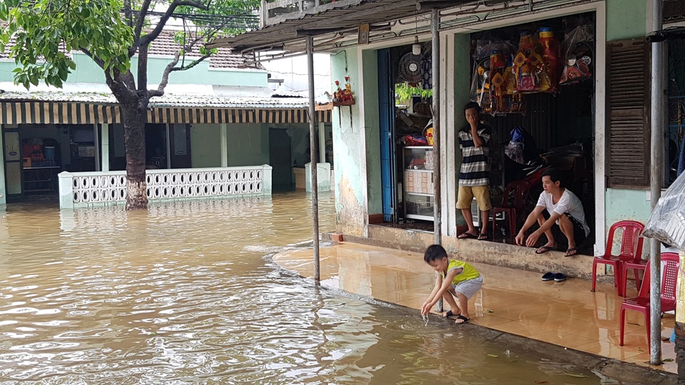 Người dân trú trên gác mái, cho lợn lên giường tránh lũ - 25 Người dân trú trên gác mái, cho lợn lên giường tránh lũ - 25