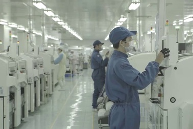 Lộ clip robot đang sản xuất bảng mạch Bphone 2