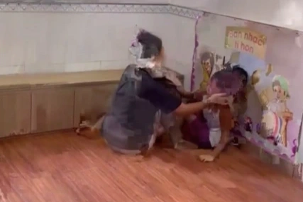 TPHCM: Chủ nhóm lớp mầm non tát, ngồi đè lên bụng, nhét đồ ăn vào miệng trẻ - 1 TPHCM: Chủ nhóm lớp mầm non tát, ngồi đè lên bụng, nhét đồ ăn vào miệng trẻ - 1