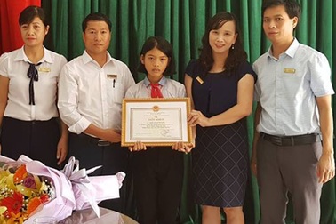 Tặng giấy khen của Giám đốc Sở GD&ĐT đến cô học trò nghèo trả lại của rơi
