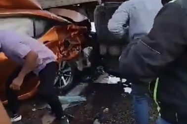 Tài xế thoát chết thần kỳ trong chiếc ô tô bẹp dúm