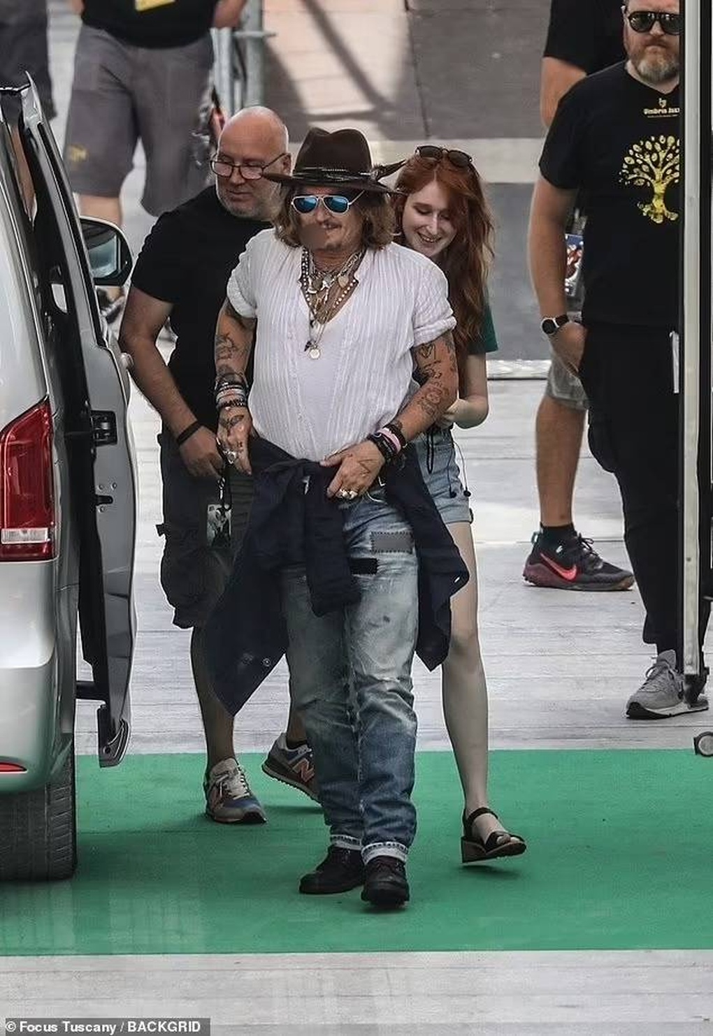 Johnny Depp has a new girlfriend after the storm with his ex-wife? - 3