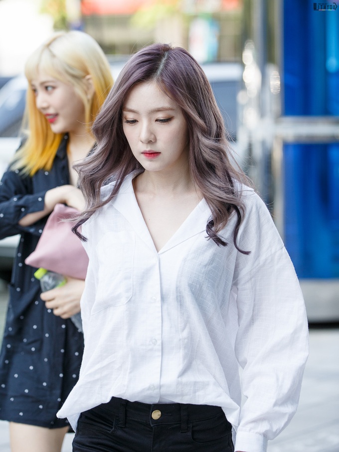 Áo sơ mi/blouse trắng nhạt cỡ nào thì vào tay các mỹ nhân Hàn cũng ra được những set đồ đẹp mê ly - Ảnh 2. Áo sơ mi/blouse trắng nhạt cỡ nào thì vào tay các mỹ nhân Hàn cũng ra được những set đồ đẹp mê ly - Ảnh 2.