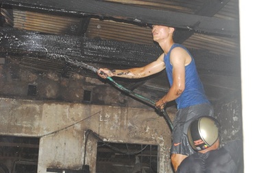 Cháy kho nguyên liệu làm hương trong đêm