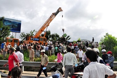 Xe tải lao vào quán nước, hai tài xế tử nạn  