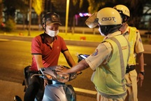 Tài xế bị CSGT phạt nồng độ cồn: "Tôi hết đường về quê ăn Tết"