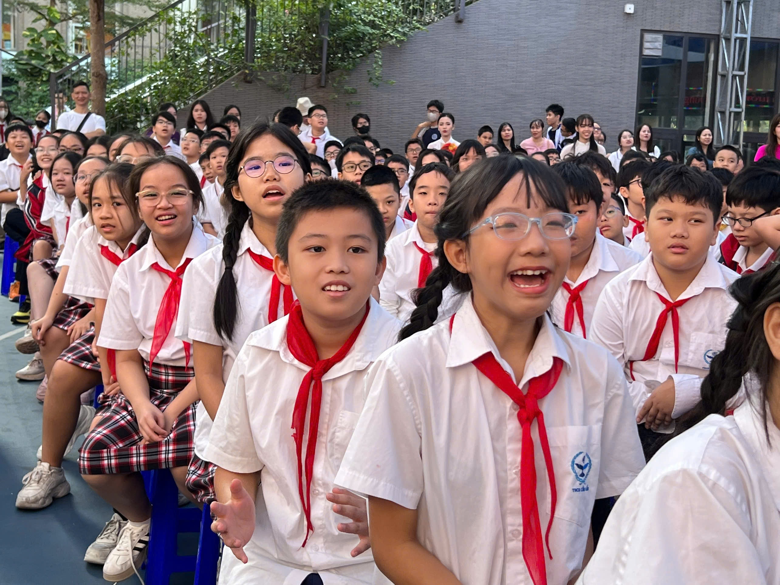 សិស្សសរសេរស្គ្រីបផ្ទាល់ខ្លួននិងធ្វើរឿងអំពីគ្រូរបស់ខ្លួនគ្មានអ្នកណាបាត់ខ្លួន - ២ Học sinh tự lên kịch bản, làm phim về thầy cô không thiếu một ai - 2