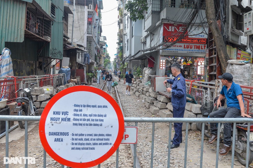 Tàu vừa đi qua, hàng trăm du khách ùa vào phố cà phê đường tàu ở Hà Nội - 3 Tàu vừa đi qua, hàng trăm du khách ùa vào phố cà phê đường tàu ở Hà Nội - 3