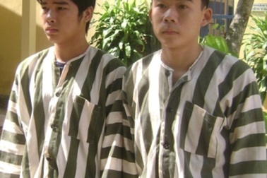 Giả vờ mượn iPhone để gọi nhờ rồi cướp