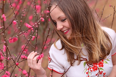 Nữ sinh người Pháp mặc áo dài đón Tết Việt