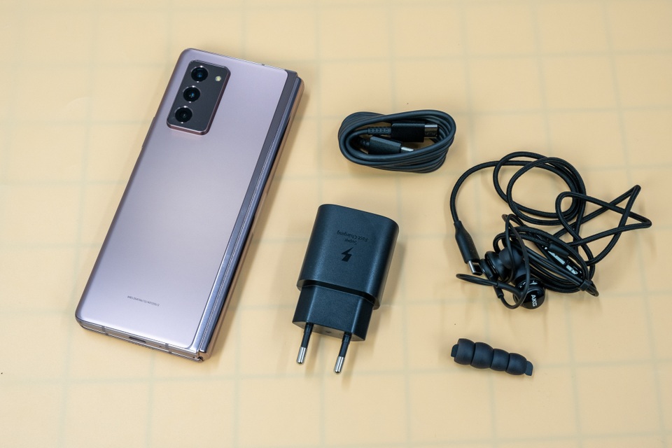 Mở hộp Galaxy Z Fold 2 giá 50 triệu đồng: hoàn thiện vẻ khác biệt - 2 Mở hộp Galaxy Z Fold 2 giá 50 triệu đồng: hoàn thiện vẻ khác biệt - 2