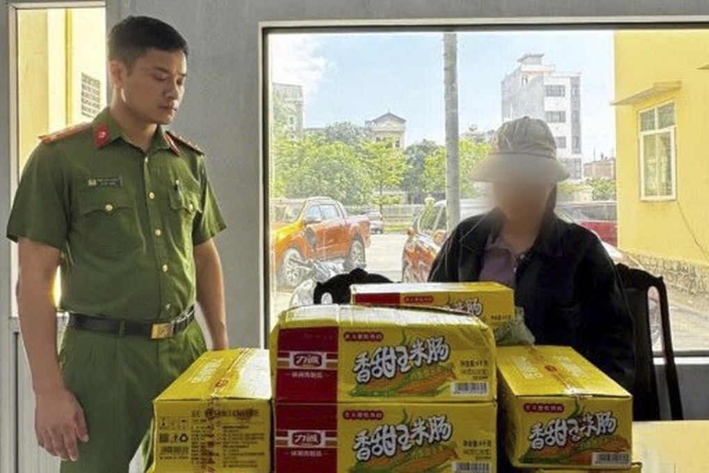 Phát hiện 12 thùng xúc xích không rõ nguồn gốc tại chợ Ka Long - 1