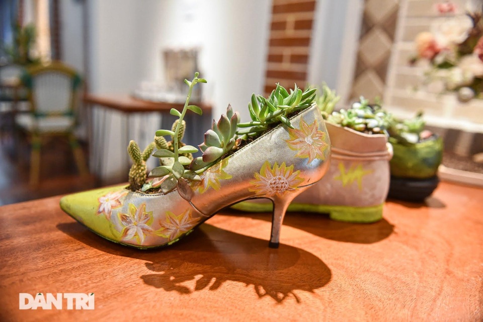 Nhóm bạn Hà Nội chuyên lột xác giày lỗi thành món quà có 1-0-2 - 12