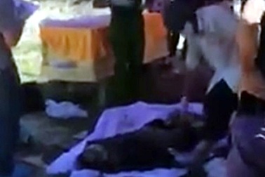 Đưa thi thể một người tử vong trên biển vào bờ mai táng