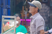 Vừa nghe đề án thu phí vỉa hè, tiểu thương hét lớn: "Chắc tôi trốn luôn"