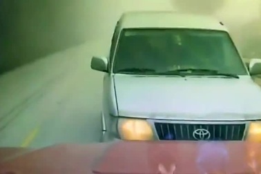 Ô tô suýt gây tai nạn vì vượt ẩu trên đường đèo mù sương