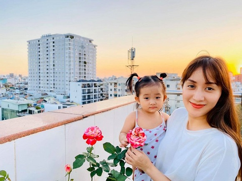 Ngắm khu vườn ngập hoa hồng trên ban công của Khánh Thi- Phan Hiển - 9 Ngắm khu vườn ngập hoa hồng trên ban công của Khánh Thi- Phan Hiển - 9