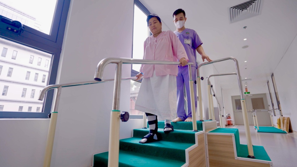 Thay khớp gối không cắt gân cơ và sự hồi sinh kỳ diệu sau 9 năm dài đau đớn - 4 Thay khớp gối không cắt gân cơ và sự hồi sinh kỳ diệu sau 9 năm dài đau đớn - 4