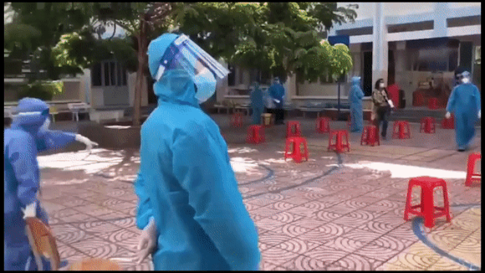 Hài hước hành động nhân viên y tế mời chào người dân xét nghiệm - 1 Hài hước hành động nhân viên y tế mời chào người dân xét nghiệm - 1