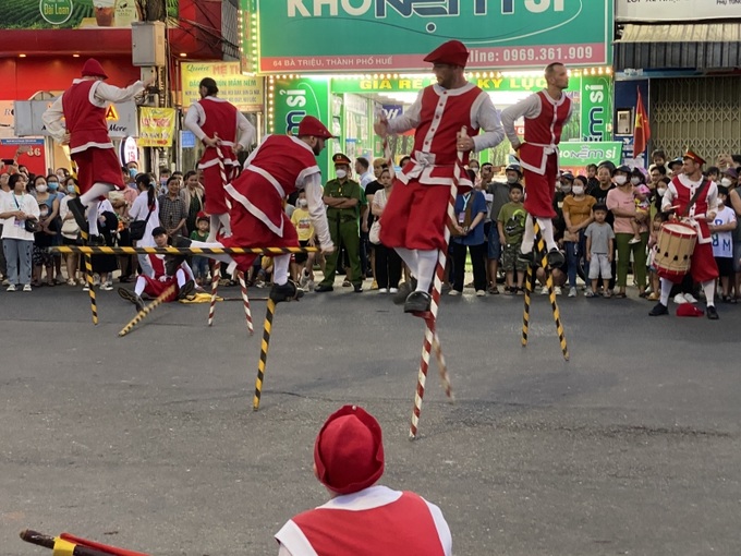 Tại Festival nghề truyền thống Huế năm nay, Đoàn Nghệ thuật cà kheo Bỉ không chỉ biểu diễn nghệ thuật đi cà kheo điêu luyện mà còn có những màn tỉ thí gay cấn, hấp dẫn giữa các nghệ sĩ với nhau.