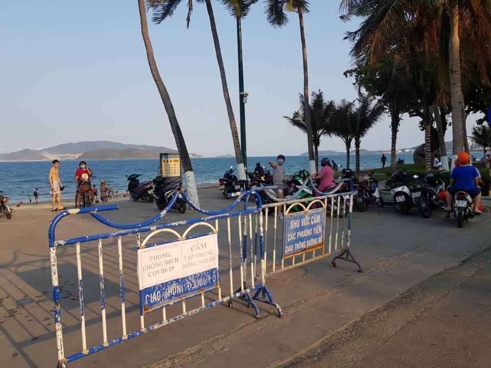Nha Trang lập chốt, yêu cầu người dân không tụ tập trên bãi biển - 11 Nha Trang lập chốt, yêu cầu người dân không tụ tập trên bãi biển - 11