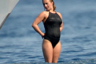 Ngôi sao Hollywood lần đầu lộ bụng bầu